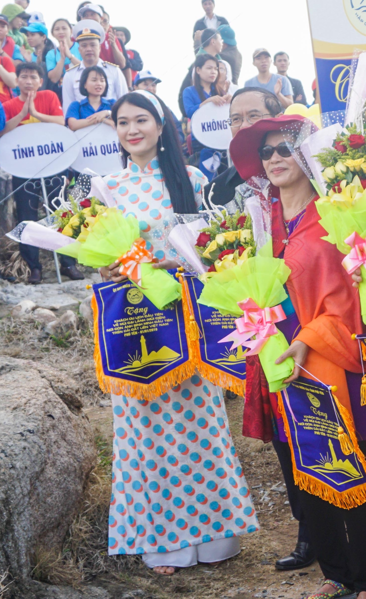 Hoa hậu Vũ Bình Minh tham gia buổi chào cờ đón năm đầu tiên mới trên mũi Đại Lãnh 1